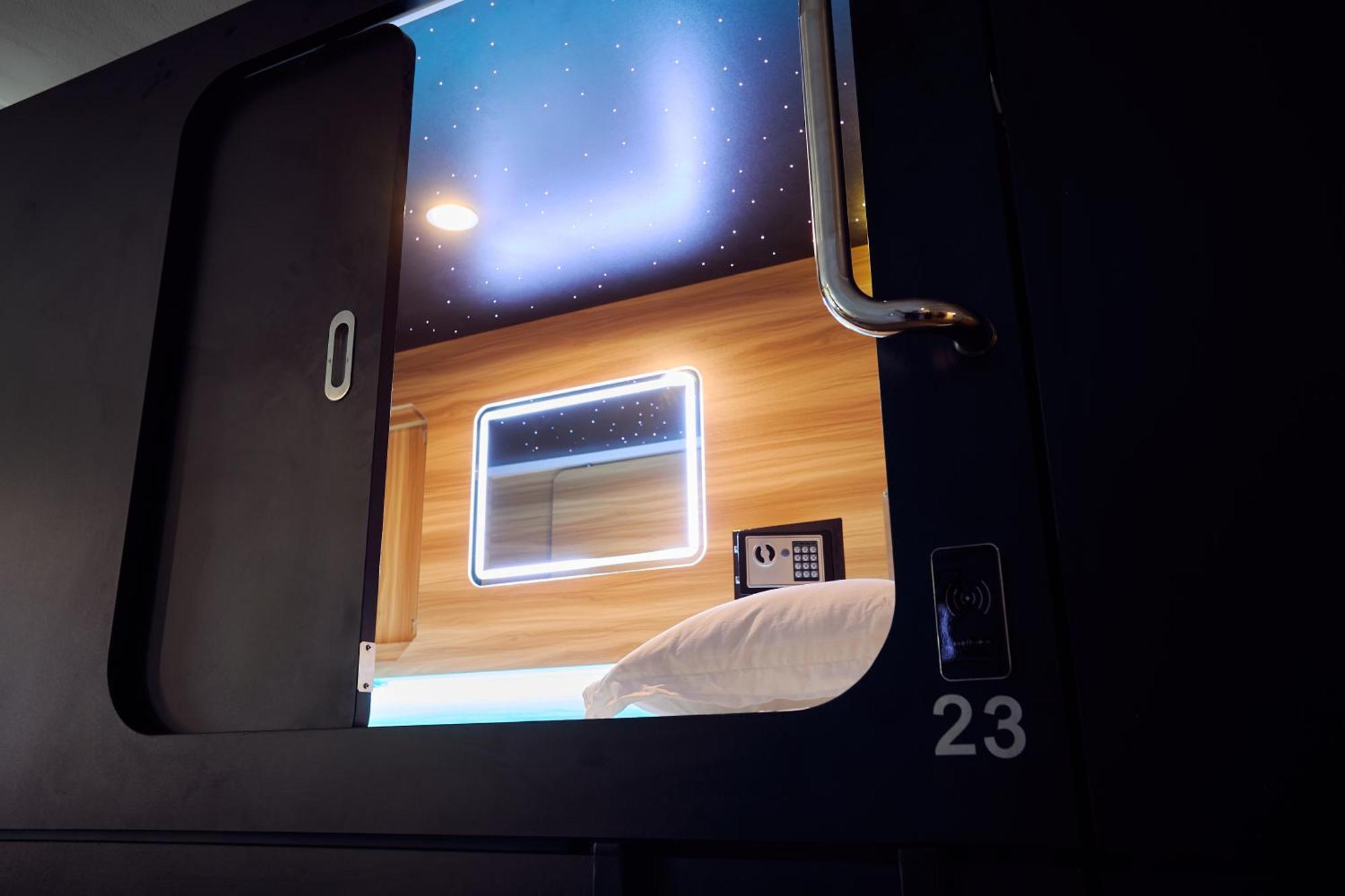 Capsule Hotel Montreal Exterior photo